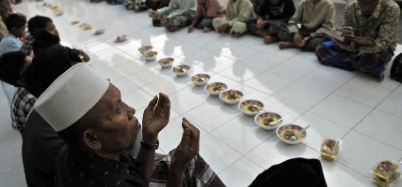 Umat Islam berdoa sebelum menggelar tradisi ‘Megibung’ di Masjid Al Muhajirin Kampung Islam Kepaon, Denpasar, Bali, Rabu (10/8).