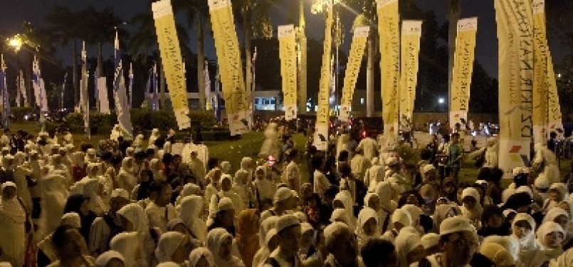 Umat Islam berdzikir bersama-sama pada malam pergantian tahun baru di Masjid At Tin, Kompleks TMII, Jakarta.