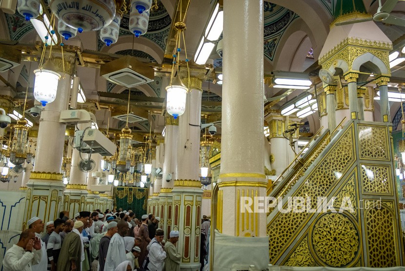 Mengenal Raudhah. Foto: Umat Islam beribadah di area saf Raudhatun Jannah/Raudhah (Taman Surga) di Masjid Nabawi, Madinah, Arab Saudi, Senin (6/5/2019). 