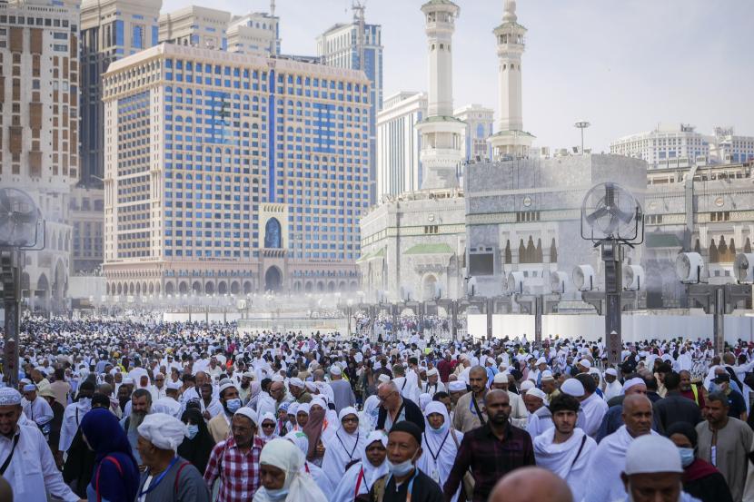 Umat Islam berjalan keluar masjid usai melaksanakan ibadah Shalat Dzuhur di Masjidil Haram, Makkah, Arab Saudi, Kamis (27/10/22). Arab Saudi Latih Pekerja Malaysia yang Terlibat Haji