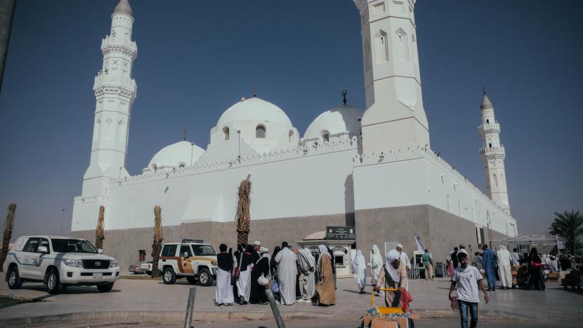 Umat Islam berkunjung ke Masjid Quba, Madinah, Arab Saudi, Ahad (23/10/2022). Masjid Quba merupakan masjid pertama di dunia yang dibangun oleh Nabi Muhammad SAW pada masa permulaan Islam. 