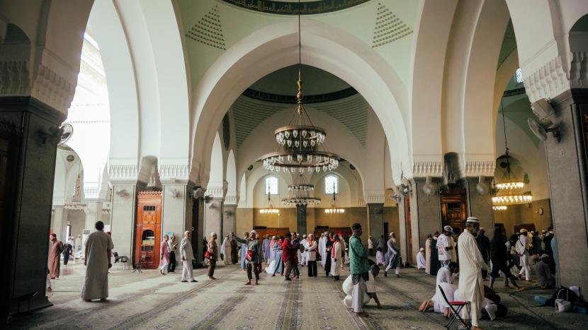 Umat Islam berkunjung ke Masjid Quba, Madinah, Arab Saudi, Ahad (23/10/2022). Masjid Quba merupakan masjid pertama di dunia yang dibangun oleh Nabi Muhammad SAW pada masa permulaan Islam. Malaikat Jibril Bantu Rasulullah Saat Membangun Masjid Quba