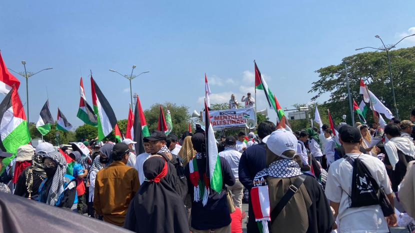  umat Islam dari berbagai elemen yang tergabung dalam Forum Ukhuwah Islamiyah (FUI) Daerah Istimewa Yogyakarta (DIY) menggelar aksi bela Palestina Satu Tahun Menyala Palestinaku di Titik Nol Kilometer, Yogyakarta, Ahad (13/10/2024). A