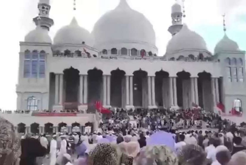 Umat Islam dari etnis Hui di Cina menjaga Masjid Raya Weizhou yang rencananya akan diruntuhkan oleh pemerintah negara itu.