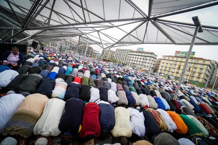 Umat Islam di Italia melaksanan sholat Id di  Garibaldi square di Naples, Italia selatan, 2 Juni 2019. Banyak orang yang berkumpul dengan tenang karena telah bebas dari pembatasan Covid-19 pada Idul Fitri di Italia pada 2 Mei 2022. Ilustrasi.