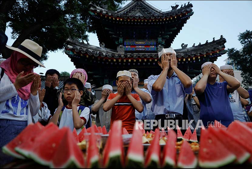 Umat Islam di Masjid Niujie Beijing, Cina berkumpul menjelang buka bersama, Jumat (2/6).