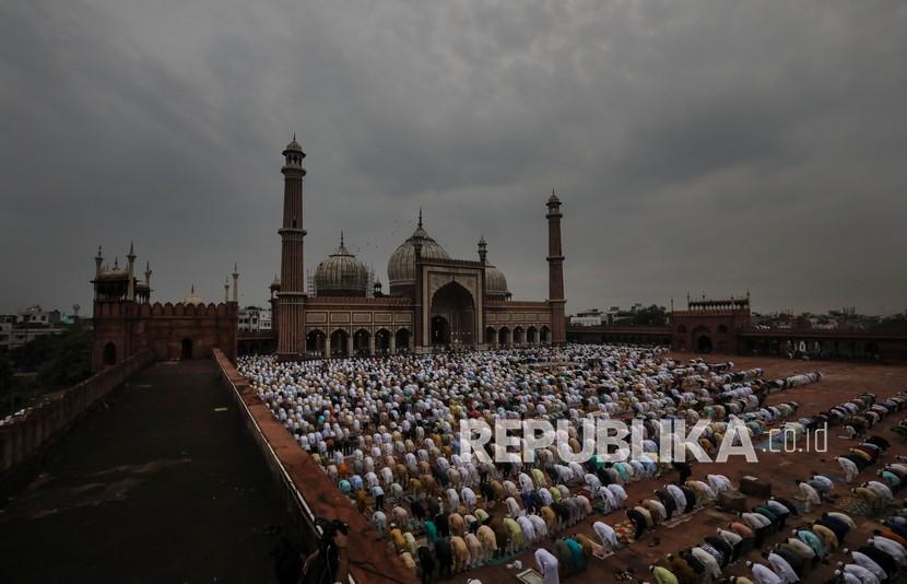 Ada beberapa teori tentang hadirnya Isl am di India.  Umat Islam India sholat Idul Adha di Masjid Jama di New Delhi, India, Sabtu (1/8/2020). 