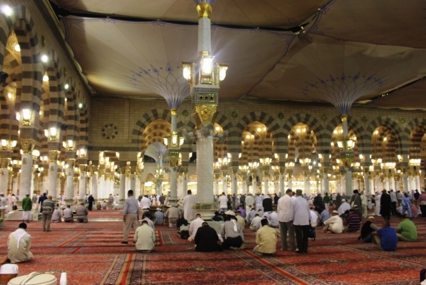 Umat Islam melaksanakan ibadah di Masjid Nabawi, Madinah, Arab Saudi.
