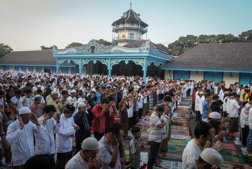 Umat Islam melaksanakan ibadah salat Idulfitri 1438 H di Keraton Kasunanan, Solo, Jawa Tengah, Ahad (25/6).
