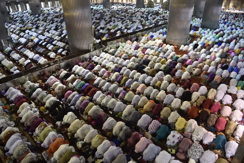 Umat Islam melaksanakan ibadah salat Khusuf atau salat gerhana di Masjid Istiqlal, Jakarta, Rabu (9/3).