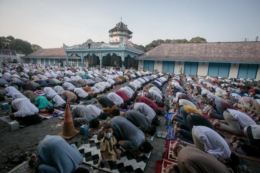 Umat Islam melaksanakan ibadah sholat Idul Fitri 1443 H di Keraton Kasunanan, Kota Solo, Jawa Tengah, Senin (2/5/2022). 