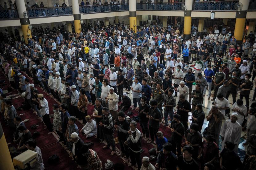 Umat Islam melaksanakan Salat Gaib di Masjid Raya Bandung, Jawa Barat, Jumat (3/6/2022). Sekitar 5.000 umat Islam di masjid tersebut mengikuti Salat Gaib serta doa bersama untuk putra pertama Gubernur Jawa Barat Ridwan Kamil, Emmeril Khan Mumtadz yang dinyatakan tenggelam di Sungai Aare, Swiss. 