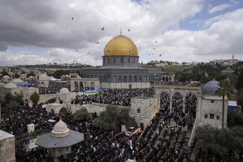 Umat Islam melaksanakan sholat Jumat di luar Masjid Dome of Rock di kompleks Masjid Al-Aqsa.  
