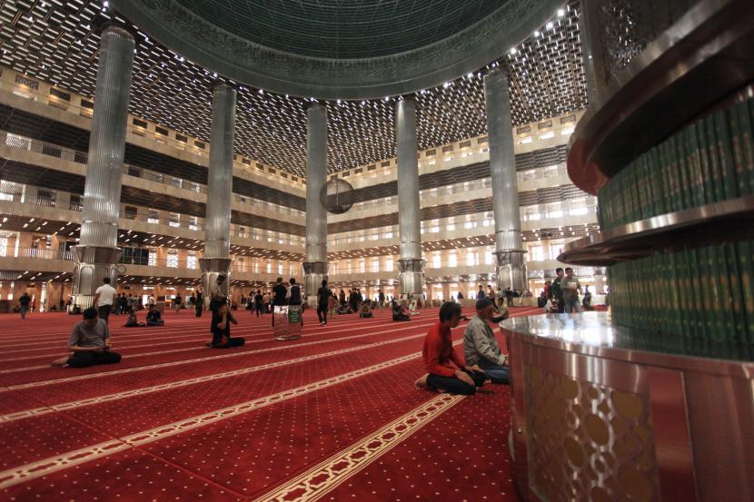Umat Islam melaksanakan shalat Dzuhur di Masjid Istiqlal, Jakarta. Kongres Umat Islam untuk Indonesia Lestari Cari Solusi Perubahan Iklim