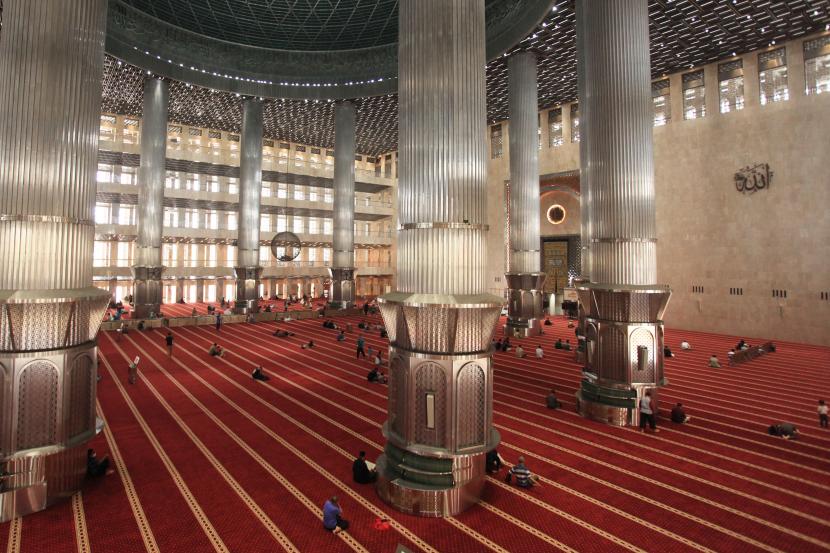 Umat Islam melaksanakan shalat Dzuhur di Masjid Istiqlal, Jakarta, Sabtu (9/7/2022). Pesan Muhasabah dan Istighatsah MUI untuk Umat di Akhir 2022