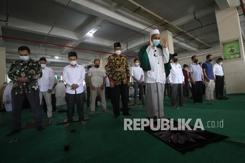Umat Islam melaksanakan shalat ghaib dan doa bersama di Gedung Universitas Nahdlatul Ulama Surabaya (Unusa) di Surabaya, Jawa Timur, Senin (26/4/2021). Shalat ghaib dan doa bersama yang diikuti dosen serta karyawan Unusa tersebut untuk mendoakan seluruh kru KRI Nanggala 402 yang tenggelam di perairan Bali.