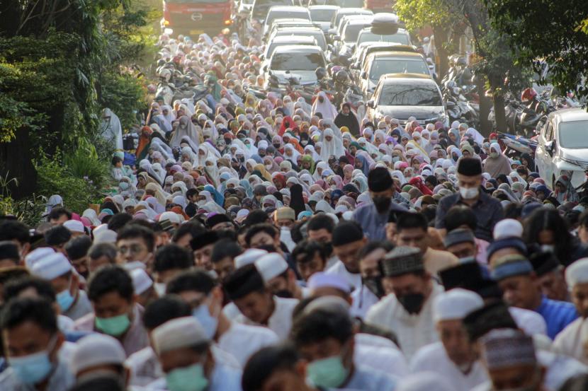 Umat Islam melaksanakan shalat Idul Adha 1443 H di Jalan Raya Juanda, Kota Depok, Jawa Barat, Sabtu (9/7/2022).
