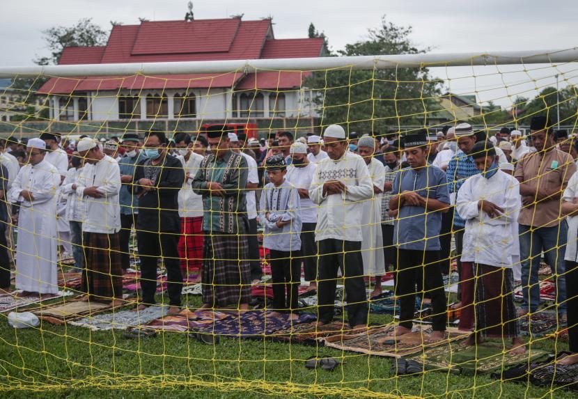 Umat Islam melaksanakan sholat Idul Adha 1443 Hijriah di lapangan Stadion Sanaman Mantikei, Kota Palangka Raya, Kalimantan Tengah, Sabtu (9/7/2022). 