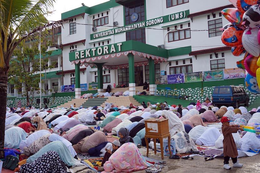 Umat Islam melaksanakan sholat Idul Adha di halaman parkir Universitas Muhammadiyah Sorong di Kota Sorong, Papua Barat, Sabtu (9/7/2022). 