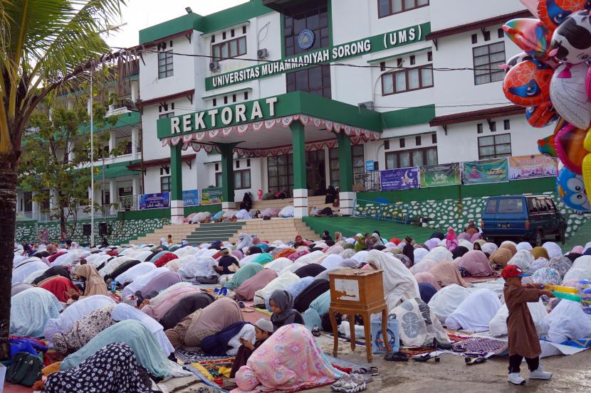 Umat Islam melaksanakan Shalat Idul Adha di halaman parkir Universitas Muhammadiyah Sorong di Kota Sorong, Papua Barat, Sabtu (9/7/2022). Warga Muhammadiyah dan sebagian warga muslim di Kota Sorong merayakan Idul Adha pada hari ini. 