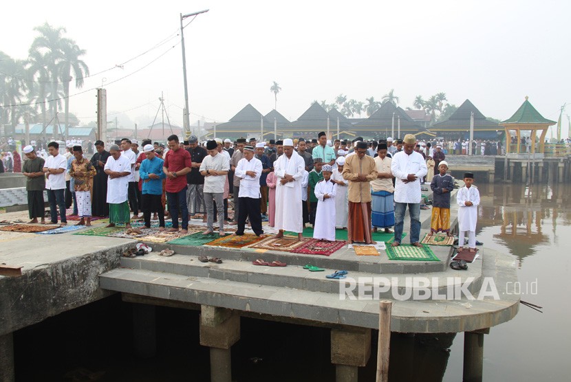 Kemenag Terbitkan Protokol Sholat Idul Adha. Umat Islam melaksanakan Sholat Idul Adha di tepian Sungai Kapuas di Pontianak, Kalimantan Barat.