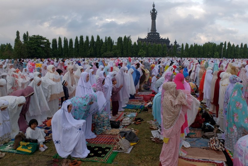 Umat Islam Bali melaksanakan shalat (ilustrasi)