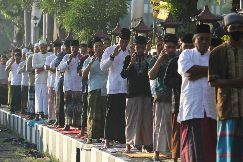Umat Islam melaksanakan sholat Idul Fitri 1443 Hijriyah di ruas Jalan Indrapura, dekat Masjid Roudhotul Musyawaroh Kemayoran, Kota Surabaya, Jawa Timur, Senin (2/5/2022).