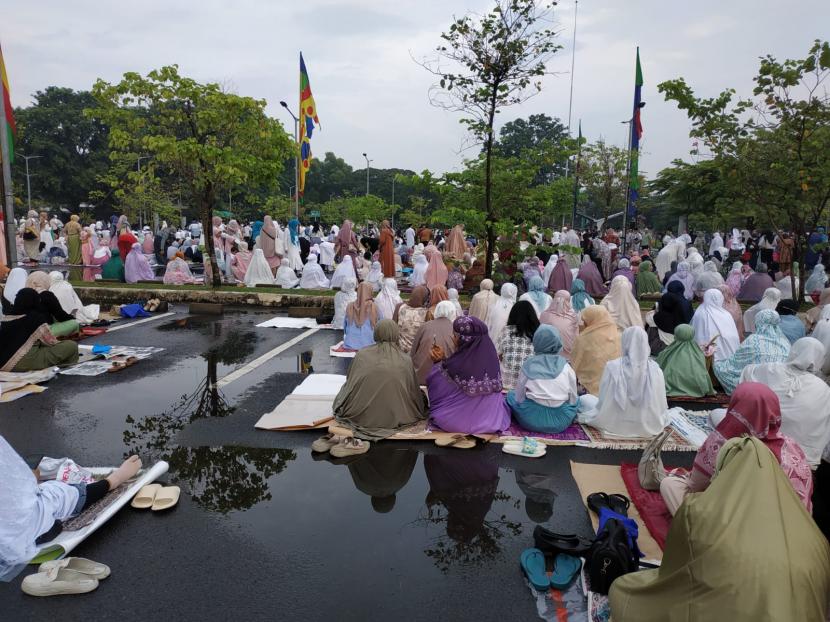 Umat Islam melaksanakan Shalat Idul Fitri 2023 di halaman Jakarta International Equestrian Park (JIEP) Pulomas, Jakarta Timur, Jumat (21/4/2023).