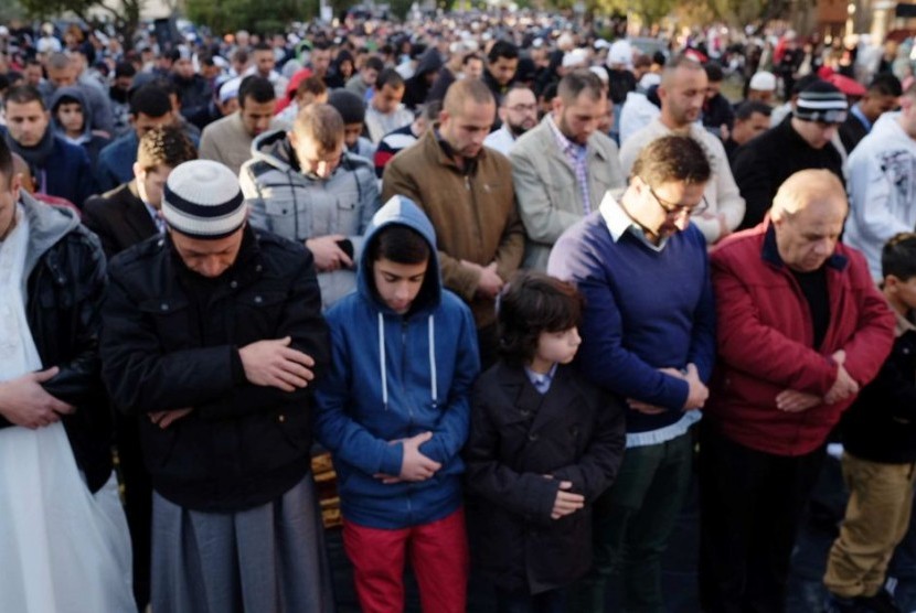 Umat Islam melaksanakan shalat idul fitri di daerah Lakemba, Sydney.