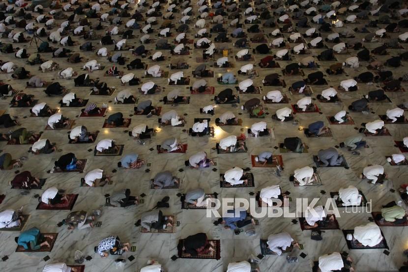 Umat Islam melaksanakan shalat Idul Fitri di Masjid Nasional Al Akbar, Surabaya, Jawa Timur, Kamis (13/5/2021). Pelaksanaan shalat Idul Fitri yang diikuti ribuan umat Islam itu digelar dengan menerapkan protokol kesehatan ketat. 