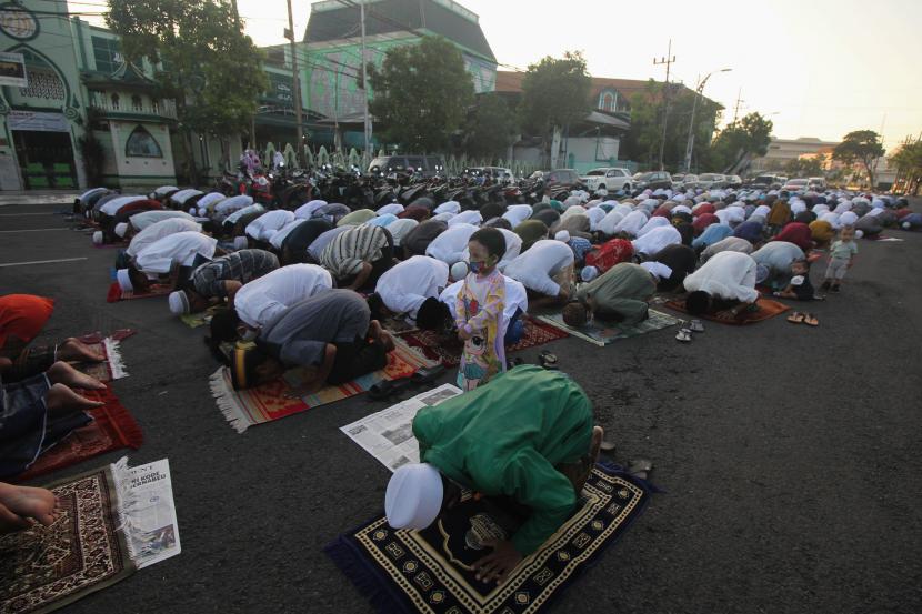 Umat Islam melaksanakan shalat Idul Fitri (Ilustrasi)