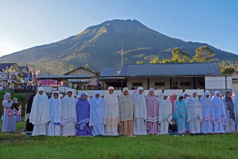 Umat Islam melaksanakan shalat Idul Idha 1443 H di lapangan kawasan lereng Gunung Sumbing Desa Reco, Kertek, Wonosobo, Jawa Tengah, Sabtu (9/7/2022).