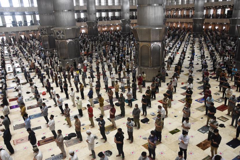 Umat Islam melaksanakan shalat di Masjid Istiqlal, Jakarta