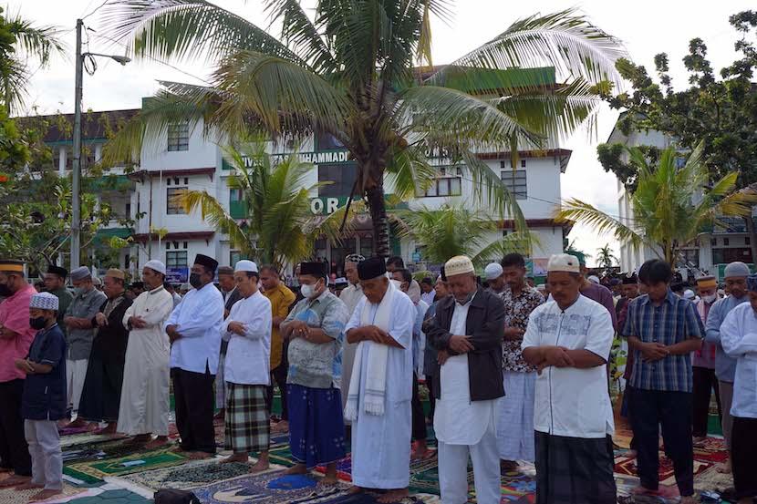 Umat Islam melaksanakan sholat Idul Adha di halaman parkir Universitas Muhammadiyah Sorong di Kota Sorong, Provinsi Papua Barat, Sabtu (9/7/2022). 