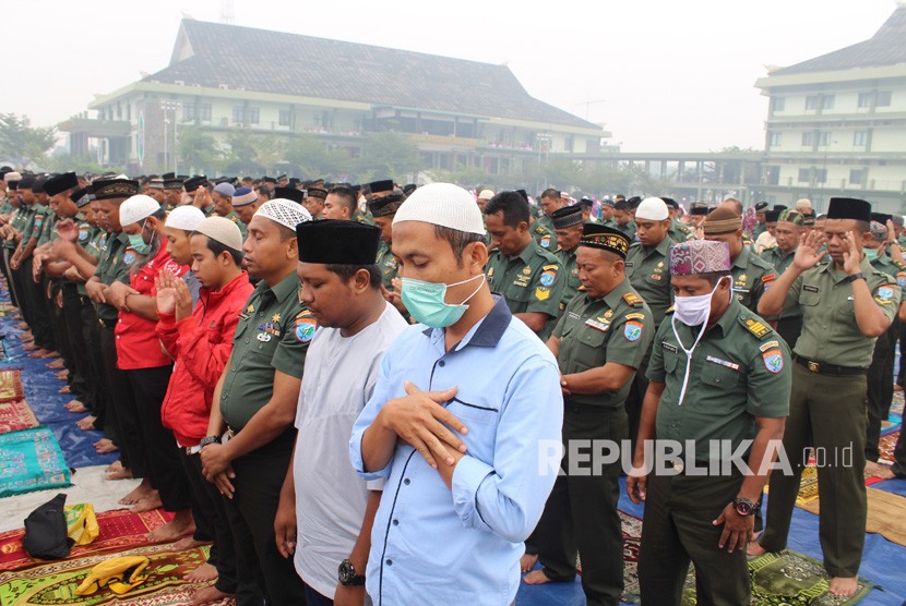 Umat Islam melaksanakan Sholat Istisqa (sholat minta hujan) di halaman Makodam XII/Tanjungpura di Kabupaten Kubu Raya, Selasa (17/9/2019).