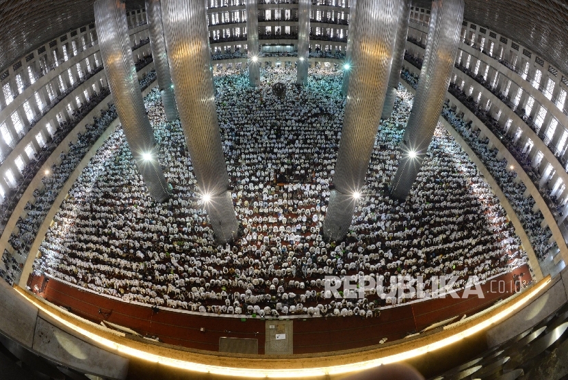  Umat Islam melaksanakan sholat jumat berjamaah di Masjid Istiqlal, Jakarta, Jumat (5/5).