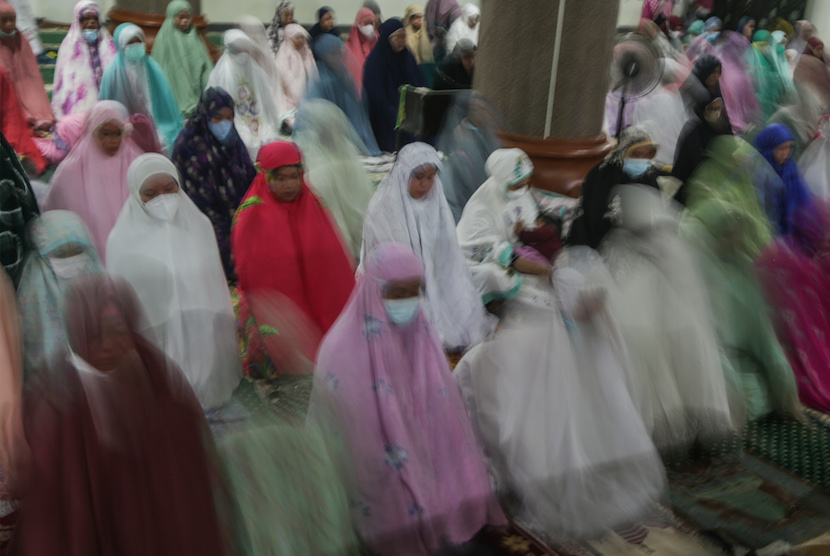 Sebagian umat Islam melakukan Shalat Tarawih berjamaah di Masjid Taqwa Muhammadiyah di Kota Medan, Sumatera Utara, pada Jumat (1/4/2022) malam. 