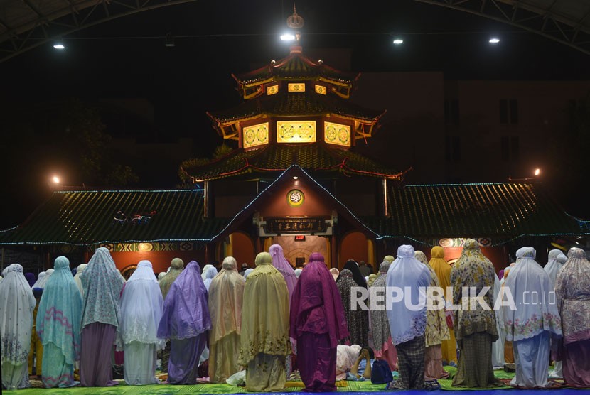 Umat Islam melaksanakan di Masjid Cheng Hoo, Surabaya. 