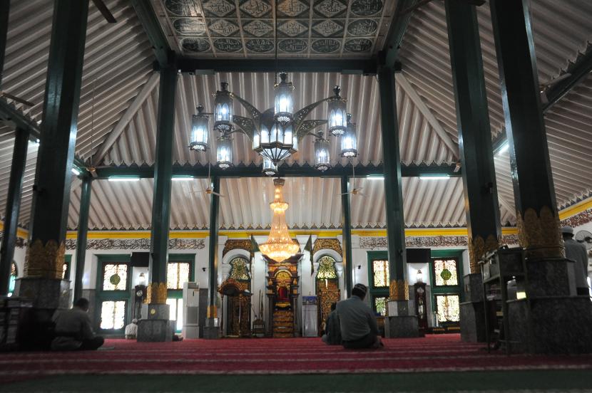 Umat Islam melakukan ibadah shalat di Masjid Sultan Mahmud Badaruddin I Jaya Wikromo atau Masjid Agung Palembang, Sumsel, Selasa (12/4/2022). Masjid ini pertama kali diresmikan pada tahun 1748 dengan menampilkan perpaduan arsitektur Tiongkok, Eropa, dan Nusantara. 