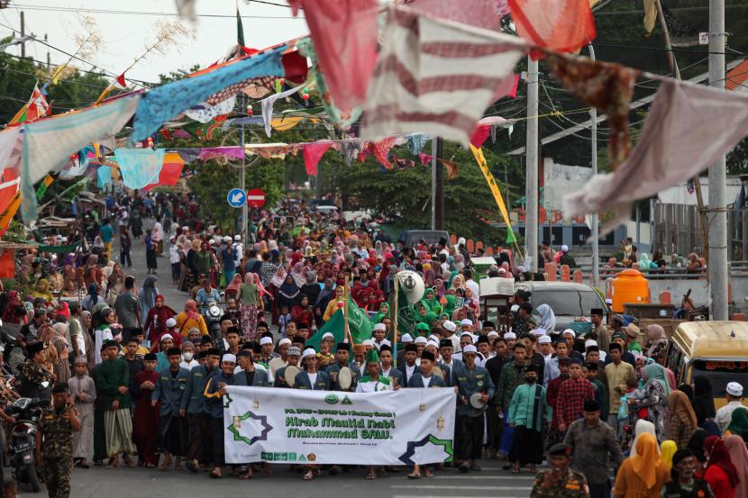 Umat Islam melakukan kirab di kawasan Cumpat, Surabaya, Jawa Timur, Jumat (7/10/2022). Kirab yang dilakukan masyarakat di kampung nelayan itu dalam rangka memperingati Maulid Nabi Muhammad SAW. 