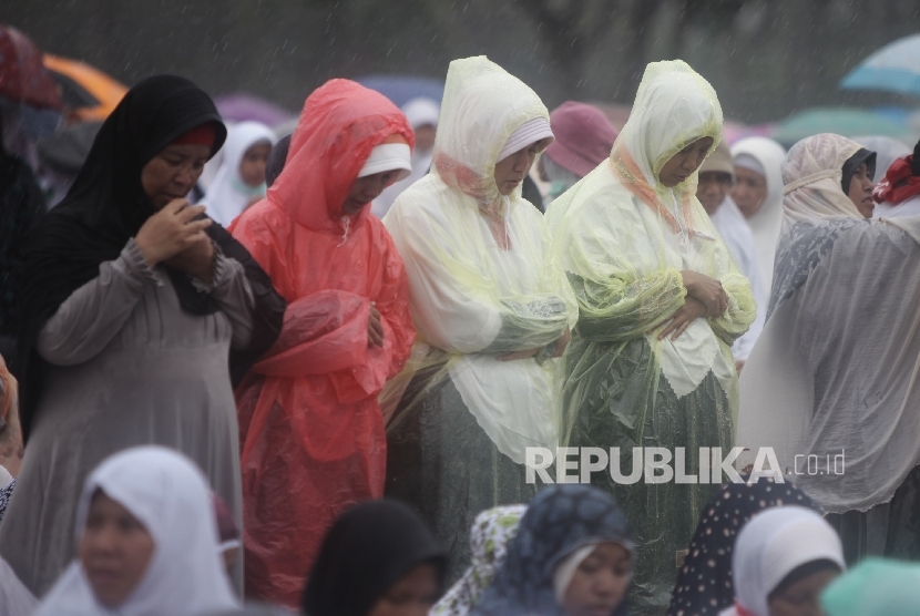 Umat Islam melakukan sholat dan doa bersama saat Aksi Bela Islam I di kawasan silang Monas, Jakarta.