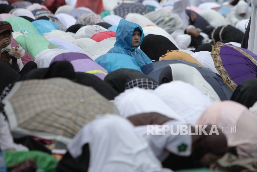 Umat Islam melakukan zikir dan doa bersama saat Aksi Bela Islam III di kawasan silang Monas, Jakarta, Jumat (2/12).