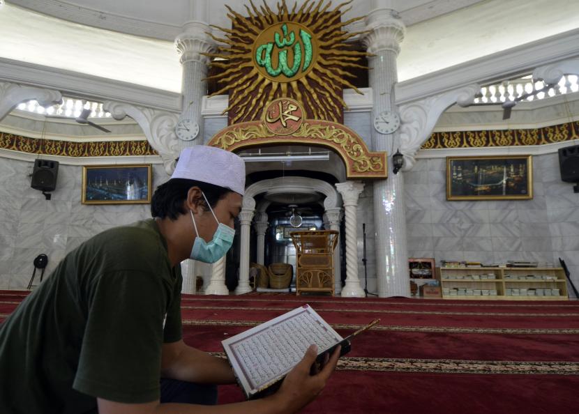 Umat Islam membaca Al Quran di Masjid Al-Hikmah Bandar Lampung, Lampung.