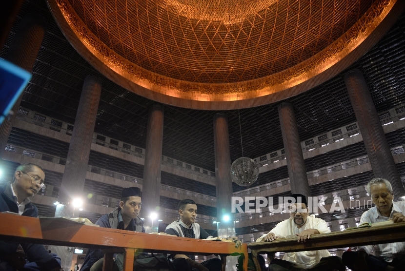  Activities in Istiqlal Mosque, Jakarta, Monday (12/5).