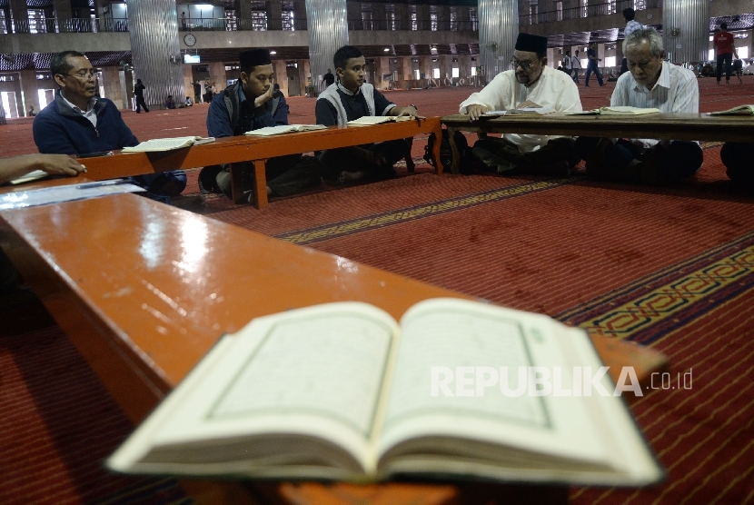 Umat Islam membaca Al-Quran di Masjid Istiqlal, Jakarta, Senin (5/12).