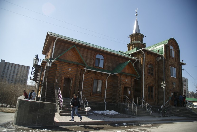 Umat islam membersihkan sisa salju di Masjid Sobornaya, Tyumen, Rusia, Jumat (19/4/2019). 