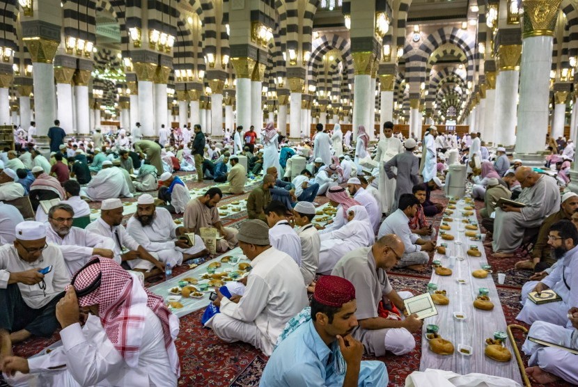 1,3 Juta Makanan Bukber Dibagikan Bagi Jamaah Masjid Nabawi. Foto:   Umat Islam menanti waktu berbuka puasa dengan takjil yang dibagikan warga Madinah di Masjid Nabawi, Madinah, Arab Saudi, Selasa (7/5/2019).