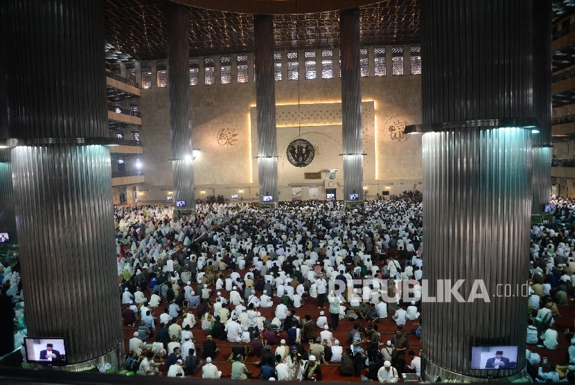   Umat Islam mendengarkan ceramah seusai melaksanakan Sholat Idul Fitri 1438 Hijriah di Masjid Istiqlal, Jakarta, Ahad (25/6). 