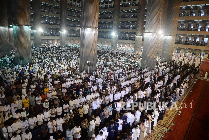   Umat Islam mendengarkan ceramah seusai melaksanakan Sholat Idul Fitri 1438 Hijriah di Masjid Istiqlal, Jakarta, Ahad (25/6). 