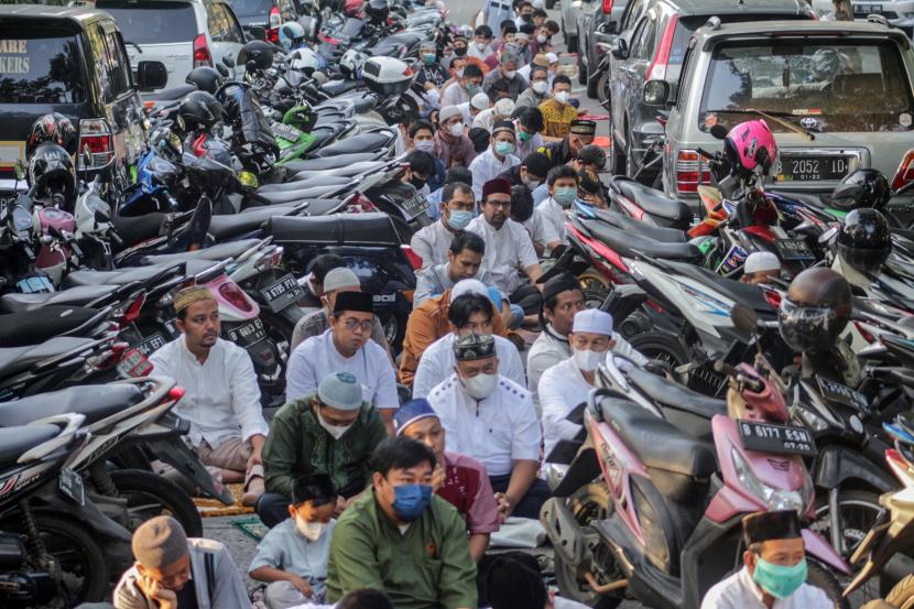 Umat Islam mendengarkan khotbah saat melaksanakan sholat Idul Adha 1443 H di Jalan Raya Juanda, Kota Depok, Jawa Barat, Sabtu (9/7/2022).